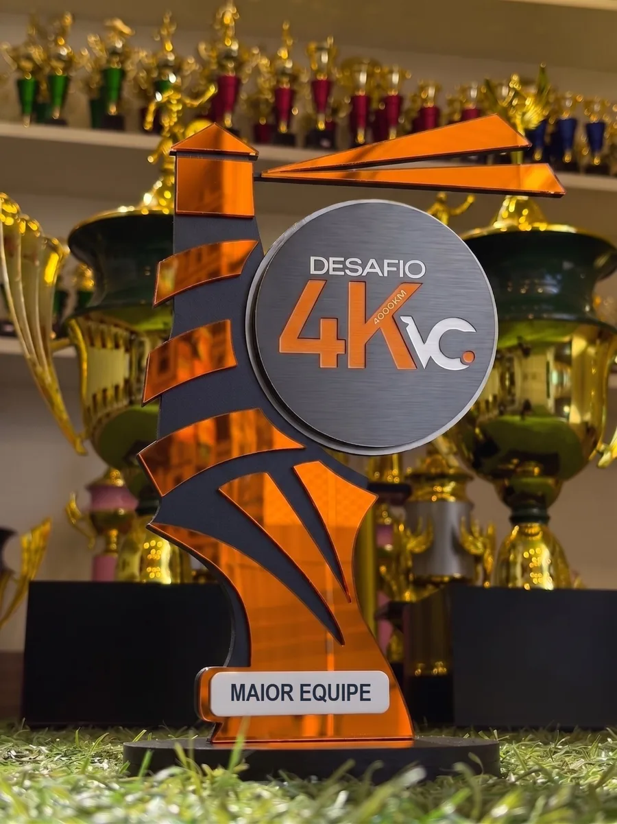 Troféu do Desafio 4K VC com a plaquinha Maior Equipe